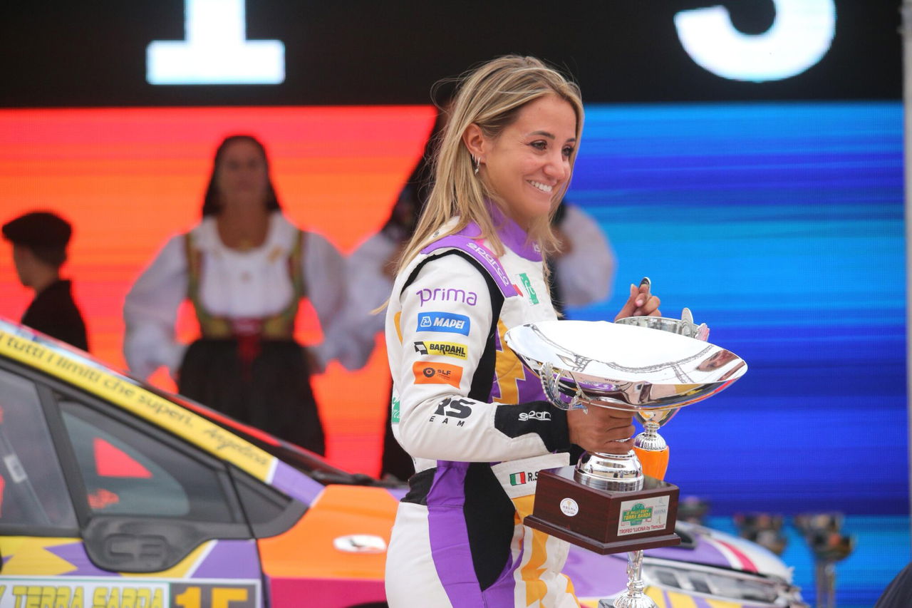 Rachele Somaschini celebra un triunfo en el WRC, destacando el papel femenino en el automovilismo.