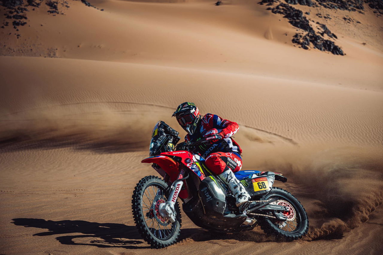 Competidor en acción en el Rally Dakar 2025, mostrando su destreza en terreno arenoso.