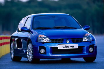 El Renault Clio V6 destaca por su diseño audaz y motor potente, aunque sacrifica espacio de maletero.