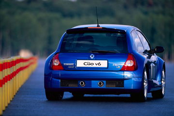 El Renault Clio V6 destaca por su diseño único y la ausencia de maletero, pero su esencia es irresistible.