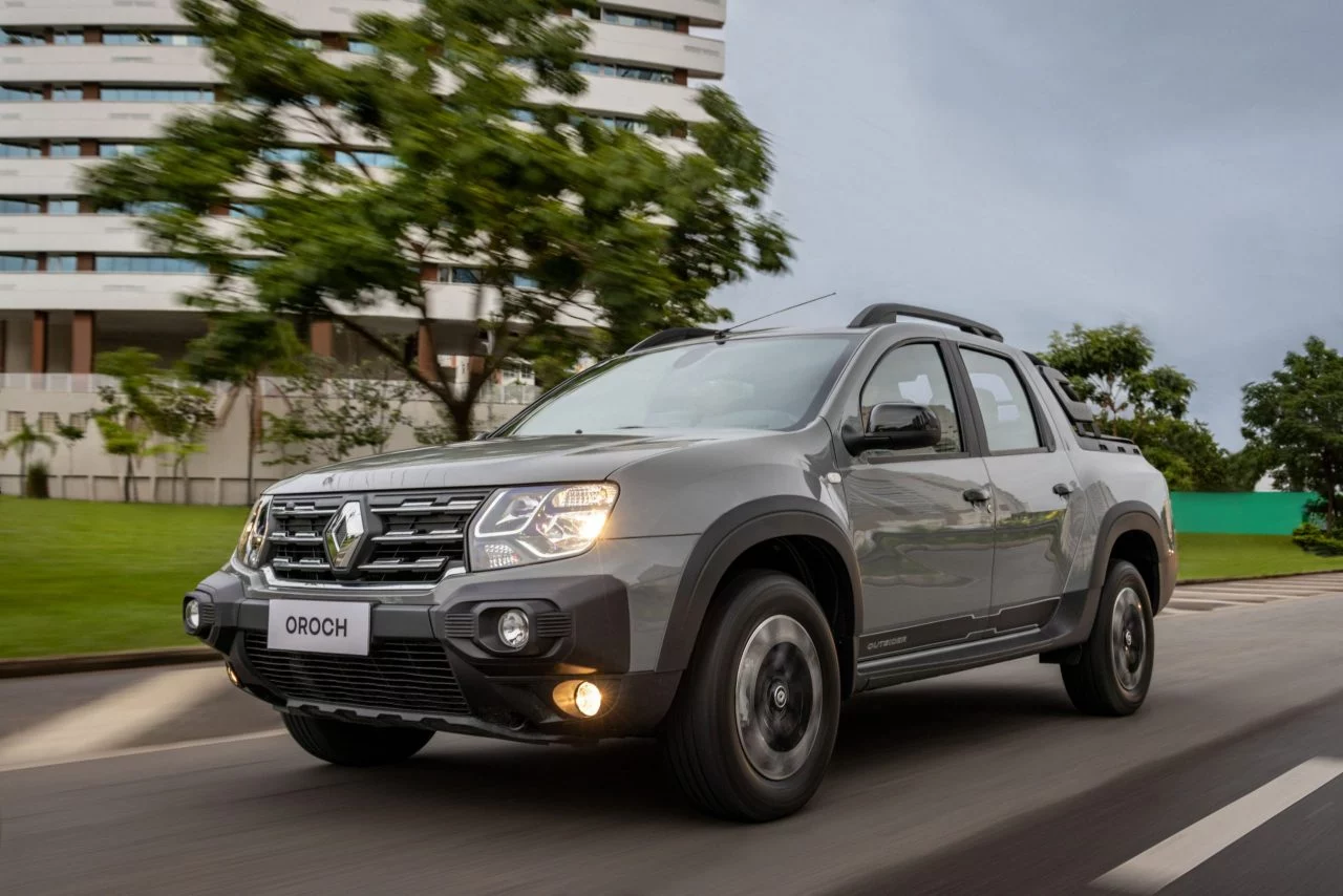 Renault Duster Oroch en movimiento, mostrando su diseño robusto y versátil.