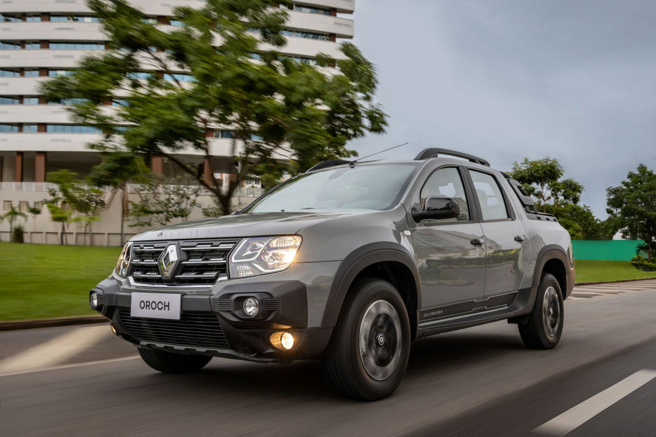 Renault Duster Oroch en movimiento, mostrando su diseño robusto y versátil.