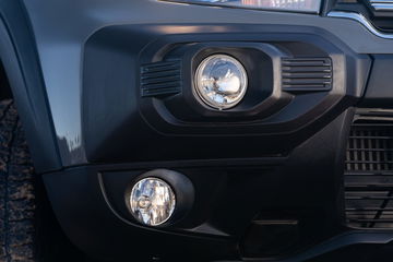 Detalles de los faros delanteros del Renault Oroch, ideales para aventuras off-road.