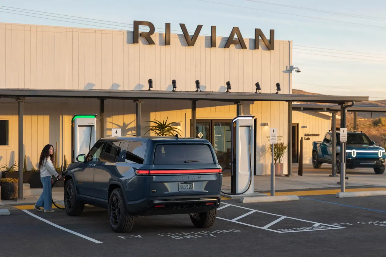 Rivian en un punto de carga en Joshua Tree, mostrando su diseño robusto.