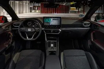 Interior del nuevo SEAT León eHybrid con diseño moderno y tecnología avanzada.