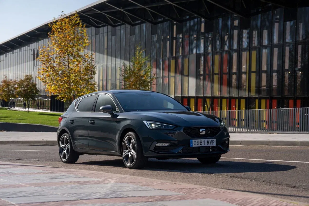 El nuevo SEAT León e-Hybrid combina estilo y eficiencia, mostrando su lado más urbano.