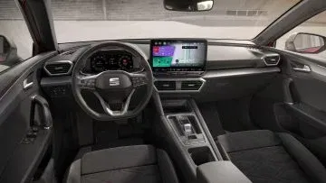 Interior del SEAT León e-Hybrid, donde la tecnología y el confort se fusionan.