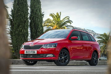 El Skoda Fabia Combi 2015 destaca por su diseño ágil y funcional. Ideal para familias.