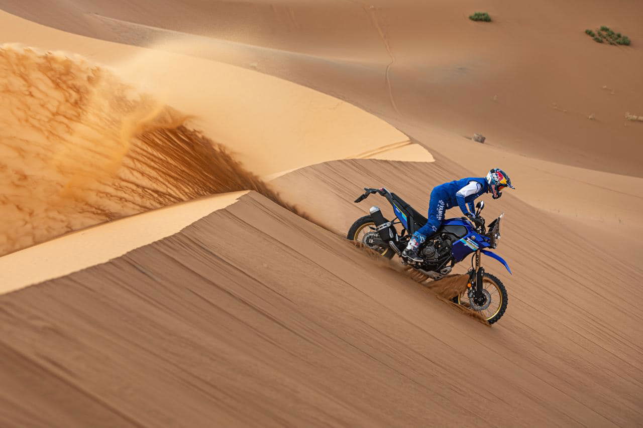 Stéphane Peterhansel en la arena, demostrando su destreza en el Dakar 2025.