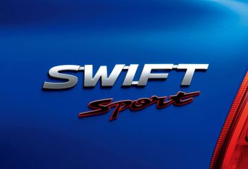 Detalle del emblema Swift Sport, símbolo de agilidad y rendimiento.