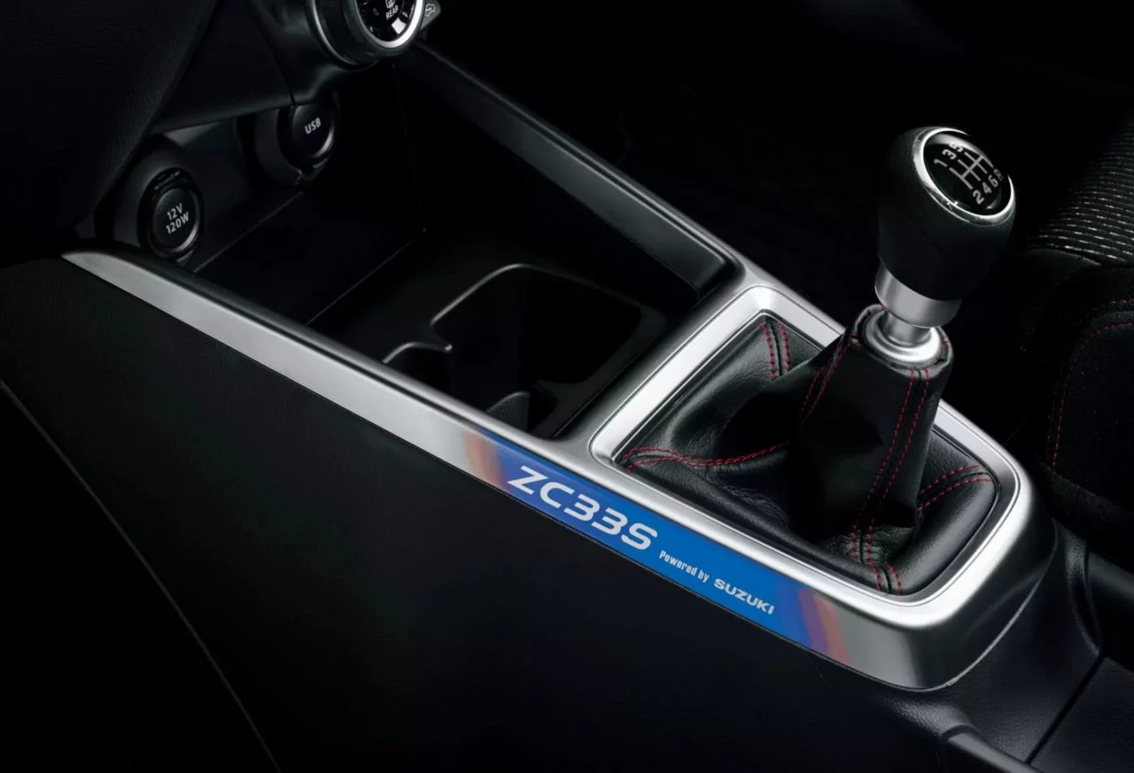 Imagen que muestra el detalle de la palanca de cambios del Suzuki Swift Sport.