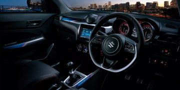 Interior del Suzuki Swift Sport con detalles deportivos y tecnología moderna.