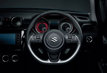 Vista del volante y cuadro de instrumentos del Suzuki Swift Sport, que refleja un enfoque deportivo.