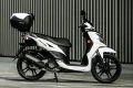 Scooter SYM Symphony 125, ideal para la ciudad con diseño moderno y ruedas altas.