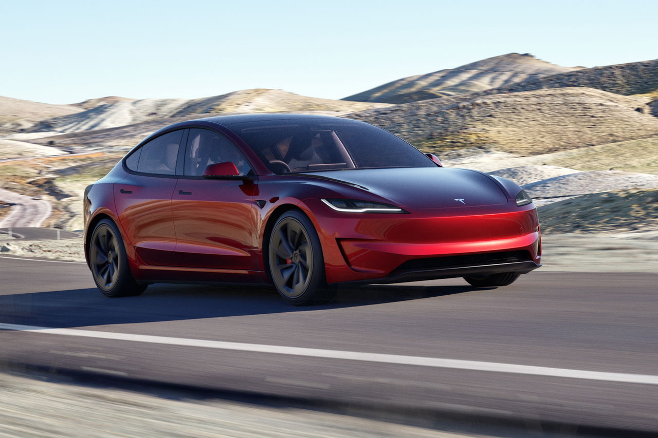 El Tesla Model 3 Performance destaca por su diseño aerodinámico y deportivo.