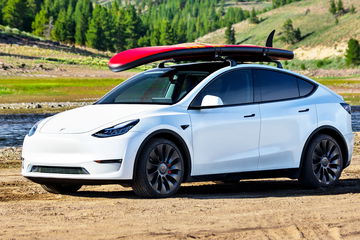 El Tesla Model Y se destaca por su diseño moderno y funcional. Ideal para aventuras al aire libre.