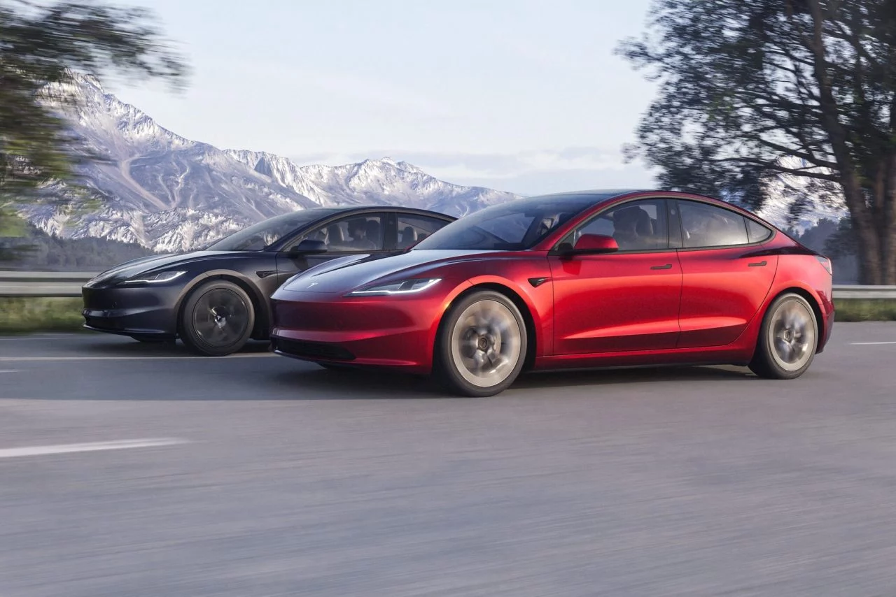 Los Tesla Model 3 y Model Y, líderes de ventas en Europa, en plena acción. 