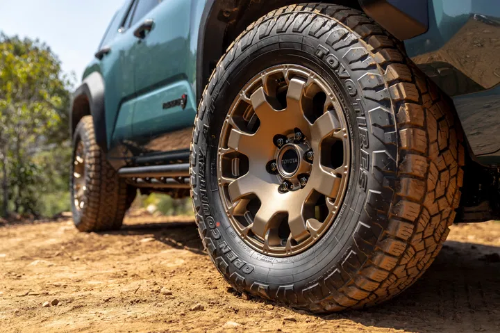 Vista cercana de la llanta del Toyota 4Runner 2025 con diseño robusto ideal para off-road.