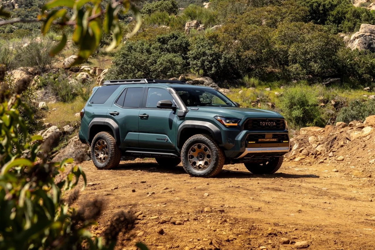 El Toyota 4Runner 2025 destaca por su robustez y capacidad off-road, ideal para aventuras.