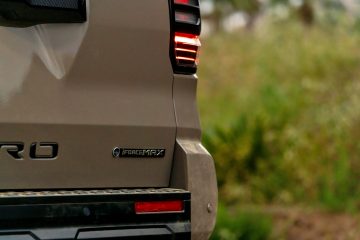 Vista trasera del Toyota 4Runner 2025, destacando su diseño robusto y detalles de luces