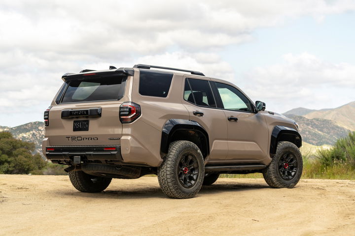 Vista lateral y trasera del Toyota 4Runner 2025, ideal para aventuras off-road.