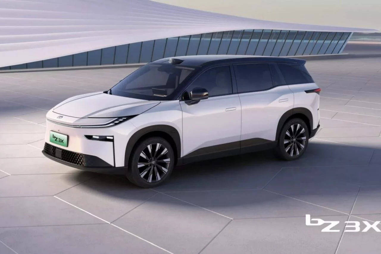 Nueva propuesta de Toyota bZ3X, un SUV eléctrico con líneas modernas.