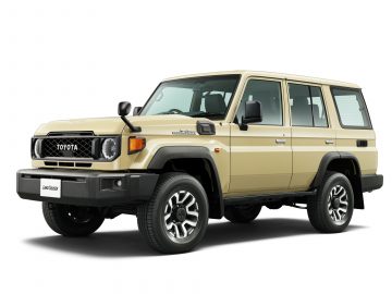 El Toyota Land Cruiser J70 se mantiene fiel a su esencia todoterreno y robusta.