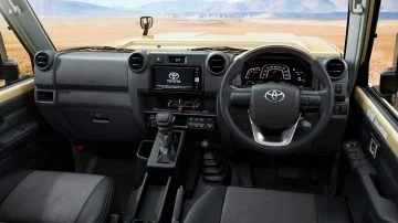 Vista del interior del Toyota Land Cruiser J70, destacando su robustez y funcionalidad.