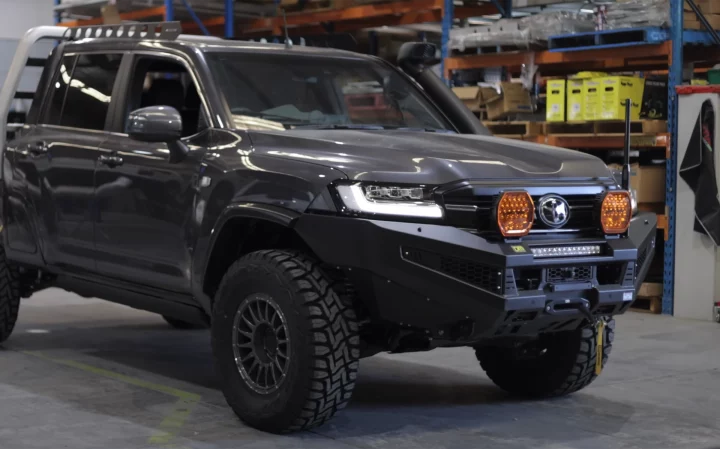 Un Toyota Land Cruiser modificado, preparado para afrontar los terrenos más difíciles.