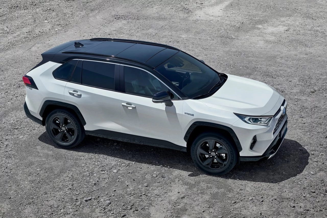 El Toyota RAV4 destaca por su diseño robusto y moderno, ideal para cualquier aventura.