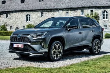 El Toyota RAV4 se presenta con un diseño moderno y robusto, ideal para cualquier aventura.