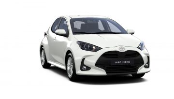 Vista frontal y lateral del Toyota Yaris Business Plus 2025, un compacto eficiente.