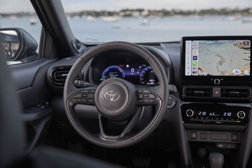 Vista del interior del Toyota Yaris Cross, mostrando un acabado moderno y tecnológico.