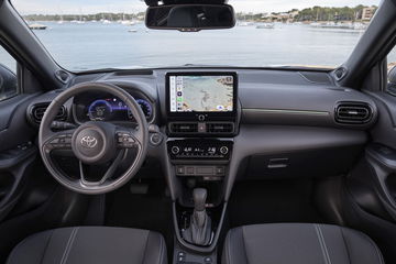 Vista del interior del Toyota Yaris Cross, destacando su diseño moderno y equipado.