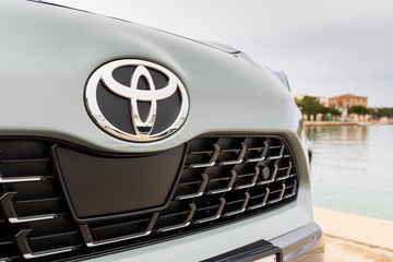 Primer plano del logotipo y parrilla del Toyota Yaris Cross 2024, destacando su diseño moderno.