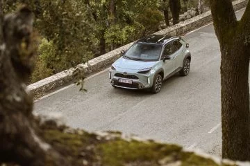 Vista dinámica del Toyota Yaris Cross 2024, destacando su diseño moderno y compacto.