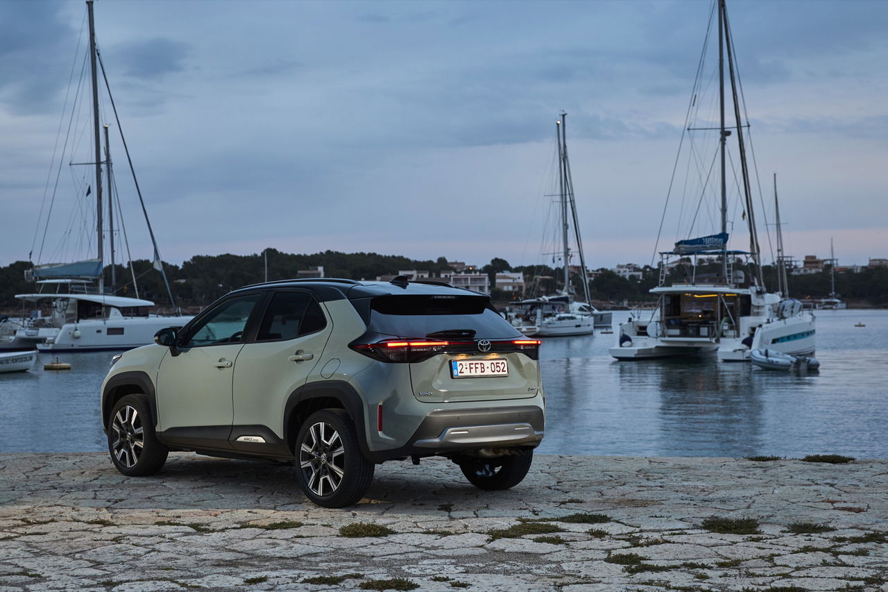 El Toyota Yaris Cross 2024 destaca por su diseño moderno y robusto, ideal para la ciudad y el campo.