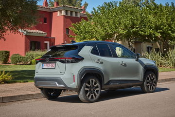 Vista trasera del Toyota Yaris Cross, destacando su diseño robusto y moderno.