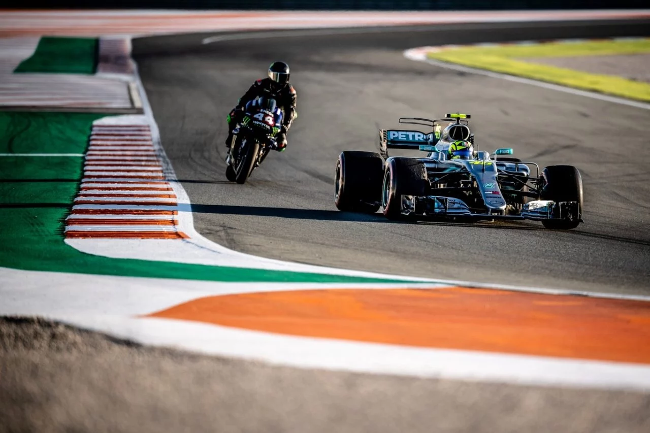 Valentino Rossi y Lewis Hamilton intercambian F1 y MotoGP