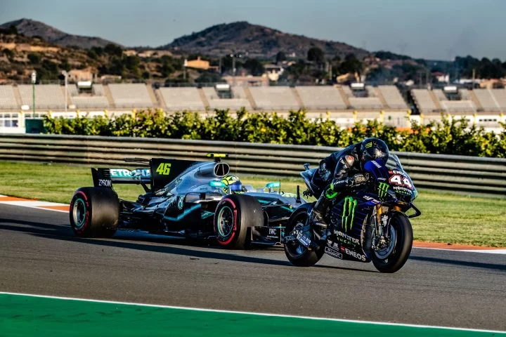 Intercambio épico entre Rossi y Hamilton, unión entre MotoGP y F1.