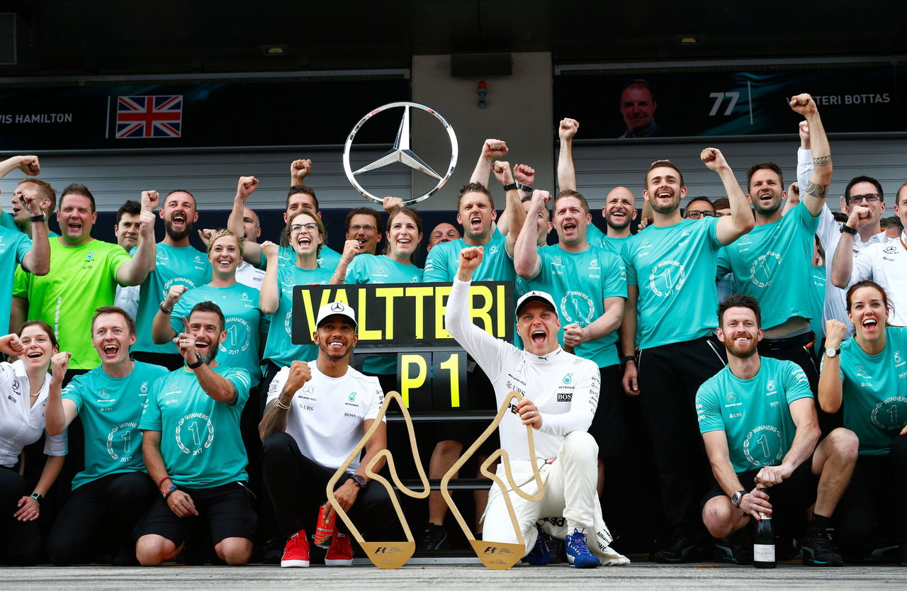 Valtteri Bottas celebra con el equipo Mercedes-AMG F1 tras una victoria. 