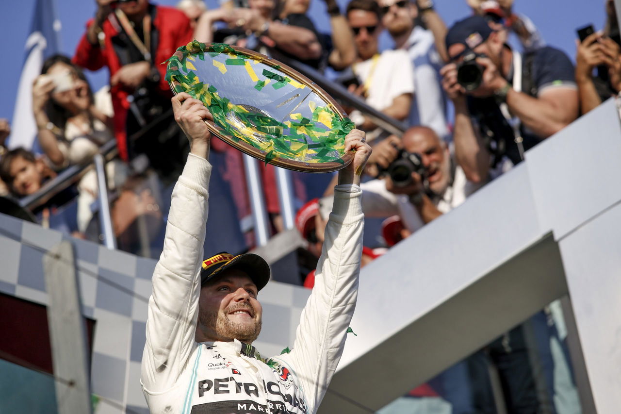 Valtteri Bottas celebra su retorno a Mercedes-AMG F1 tras una victoria.