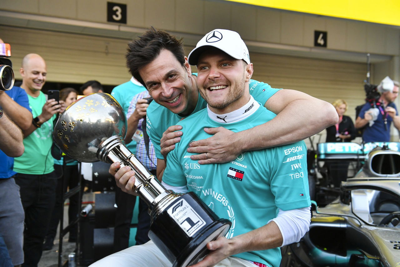 Valtteri Bottas celebra con el trofeo, un regreso esperado a Mercedes-AMG F1.