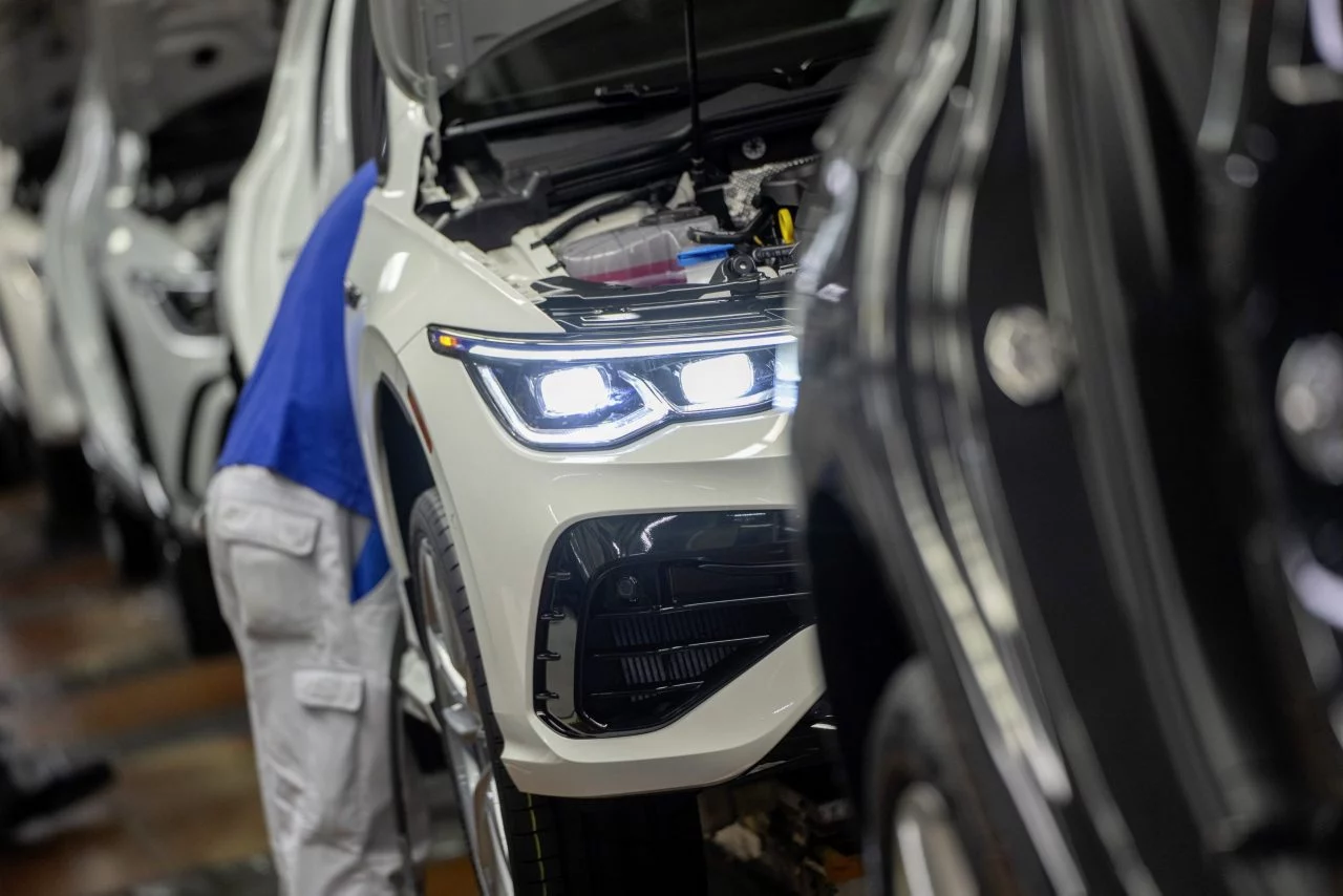 Volkswagen Golf en producción, destacando el innovador diseño del frontal.