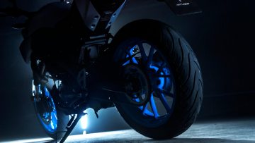 La Yamaha MT125 destaca por su diseño moderno y atractivo, ideal para quienes empiezan. 