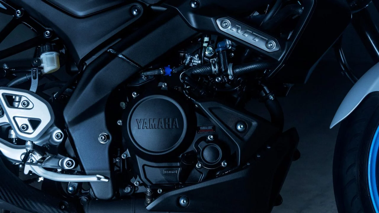 Vista detallada del motor de la Yamaha MT125, mostrando su diseño robusto y moderno.