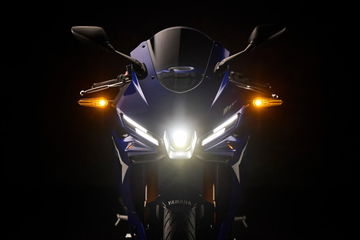 Vista frontal de la Yamaha R3 2025, destacando sus líneas agresivas y tecnología LED.