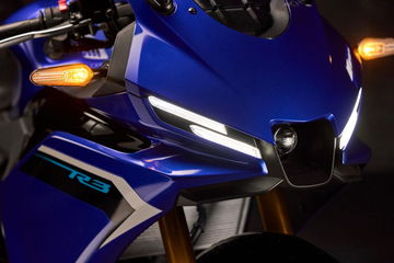 Vista frontal de la Yamaha R3 2025, resaltando su diseño deportivo y moderno.