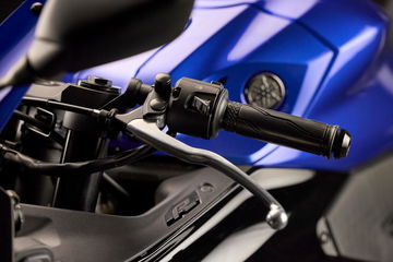 Detalle del manillar de la Yamaha R3 2025, destacando su diseño ergonómico.