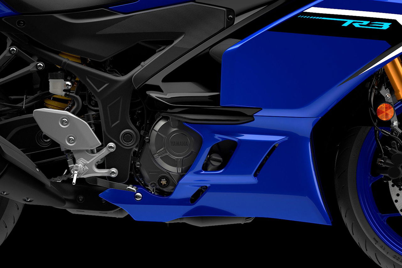 Vista del motor de la Yamaha R3 2025, destacando su diseño compacto y eficiente.